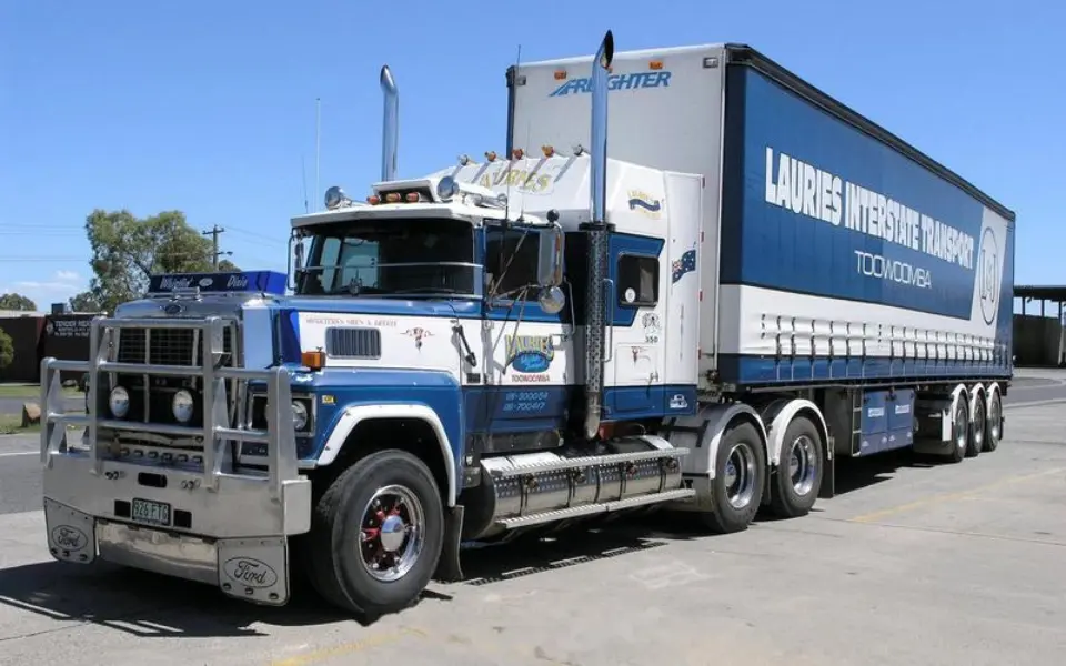 Защо домашните камиони не насочват изпускателните си тръби нагоре?